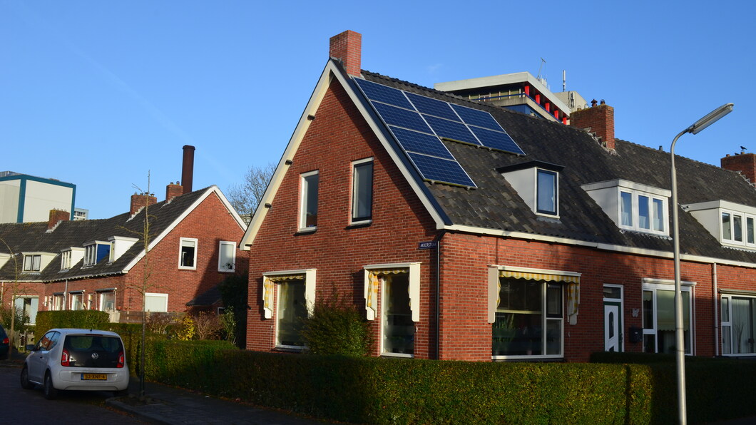 Foto van een huis in Leeuwarden met zonnepanelen op het dak