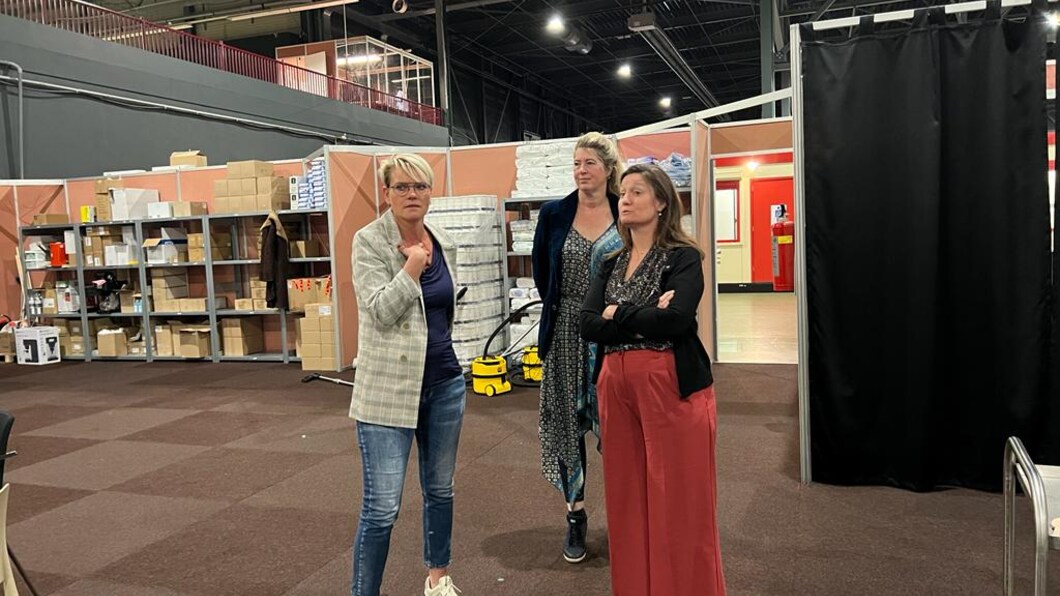 Foto van Femke Molenaar en Suzanne Kroger in de opvanglocatie in het FEC