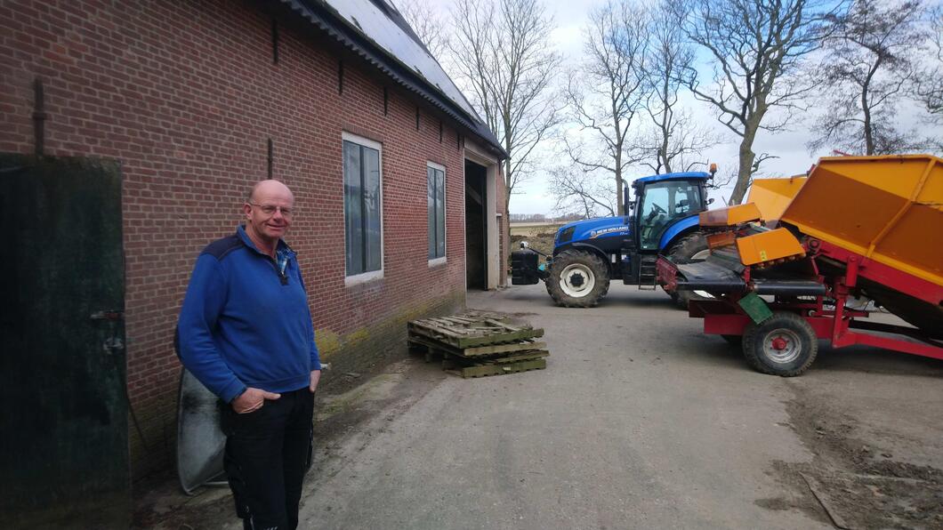 Foto Klaas Hoekstra op zijn boerderij