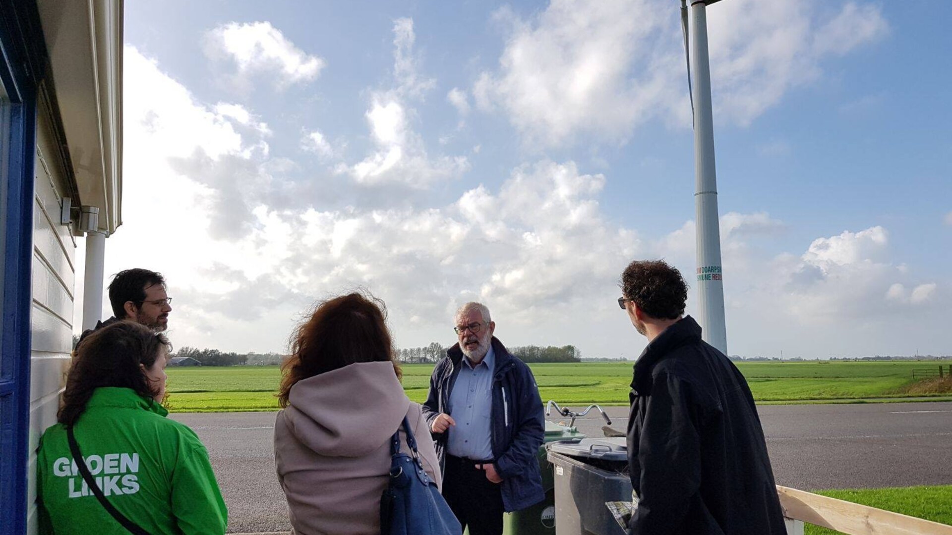 Foto van een groep mensen voor de dorpsmolen in Reduzum