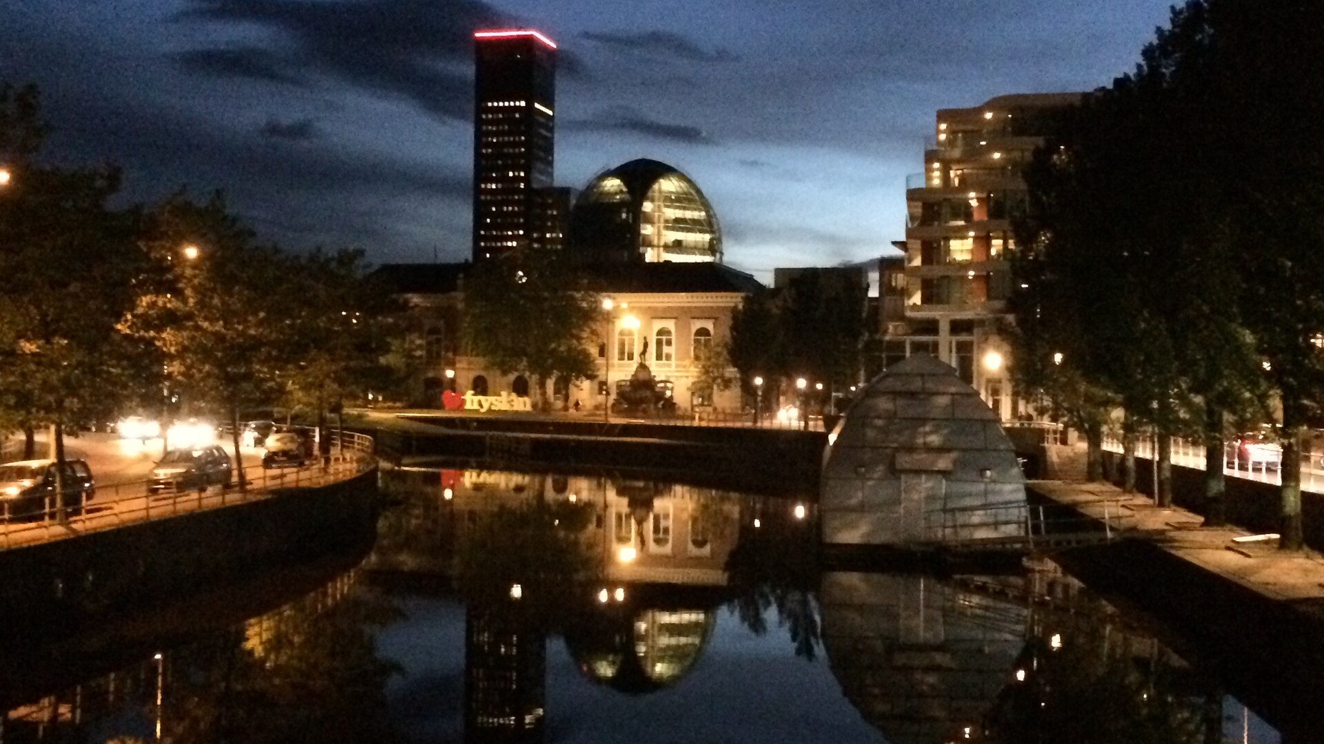 Foto van de Leeuwarder binnenstad in de namdidag/avond