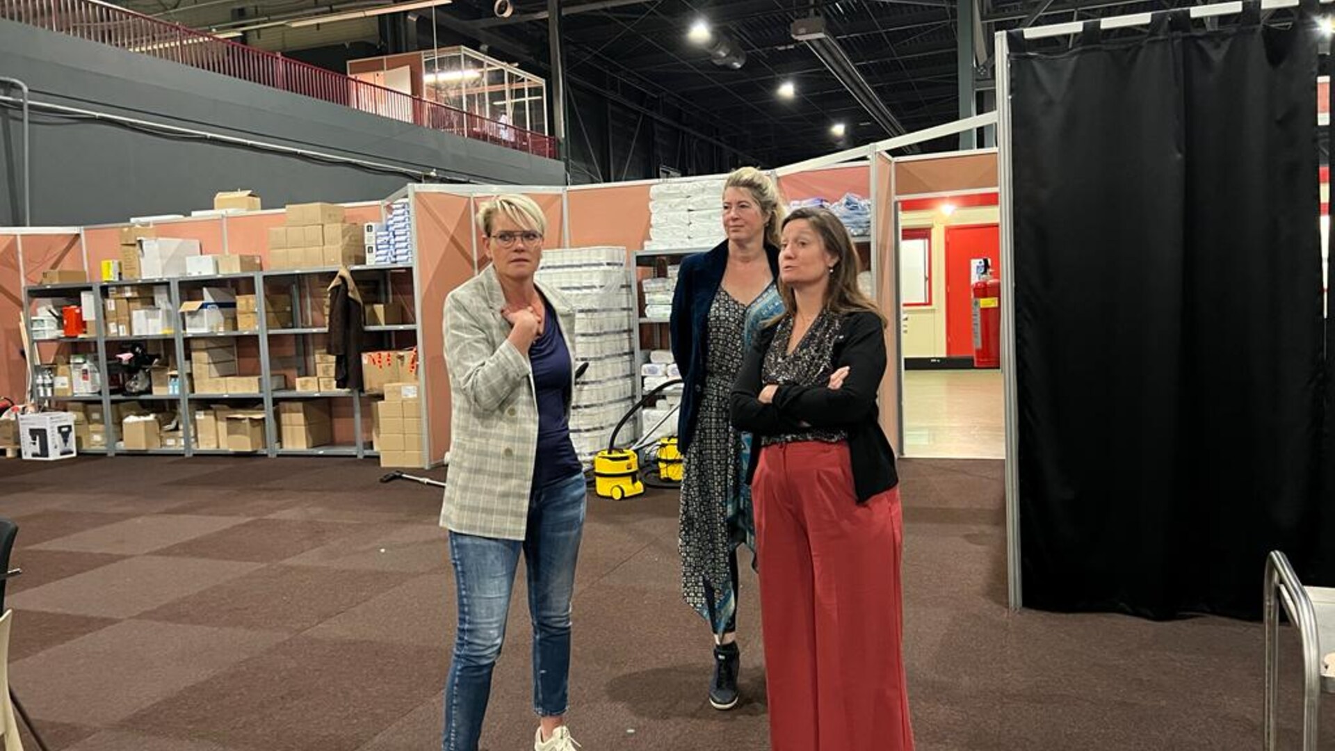 Foto van Femke Molenaar en Suzanne Kroger in de opvanglocatie in het FEC